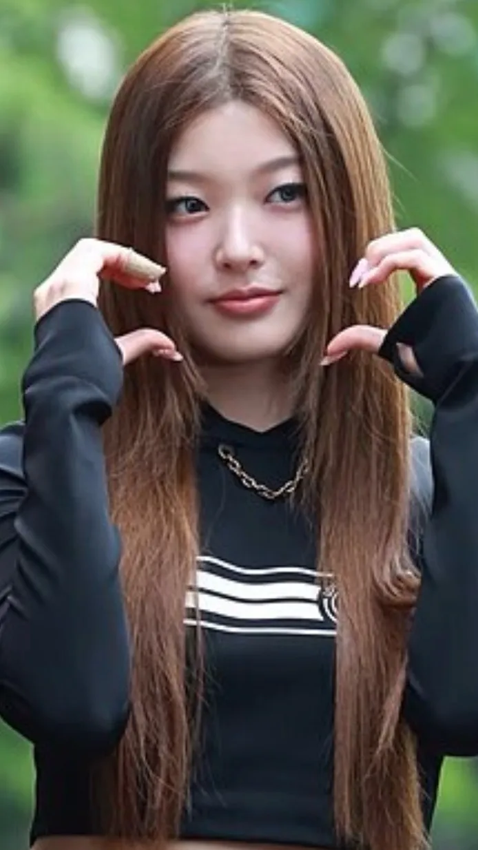 ai character: Yoonchae  background