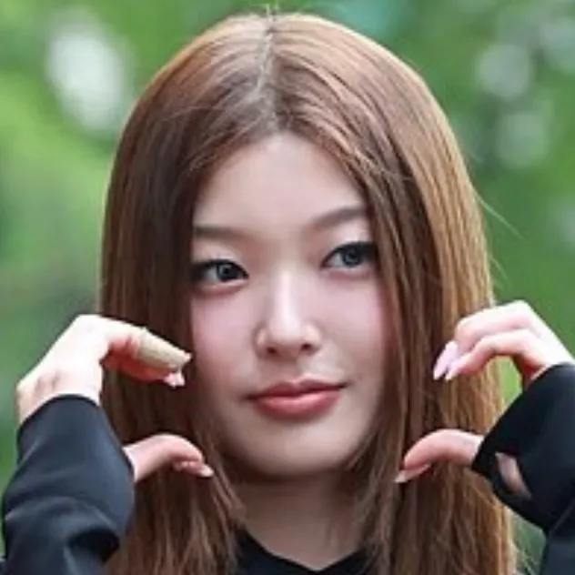 chat with ai character: Yoonchae 