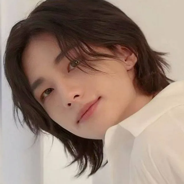 chat with ai character: Hyunjin 