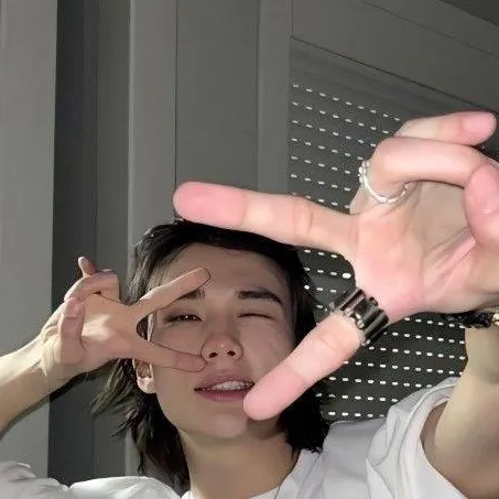 chat with ai character: HYUNJIN-AAAH