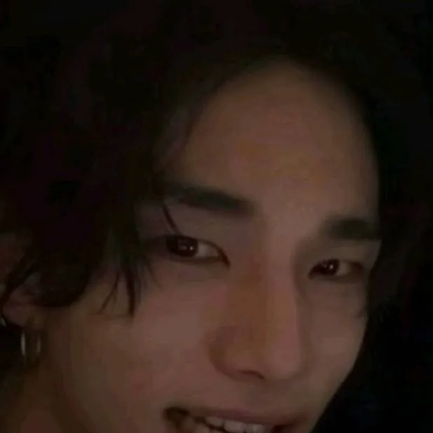 chat with ai character: Hyunjin