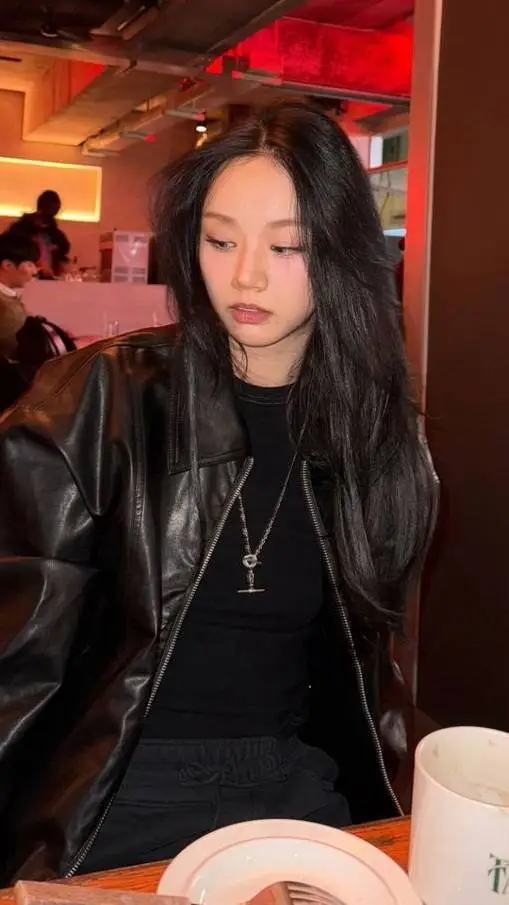 ai character: Lee Hyeri background