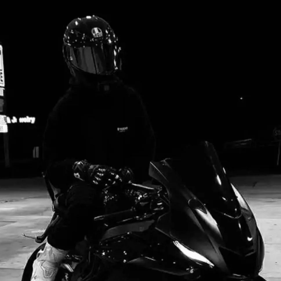 chat with ai character: Ethan