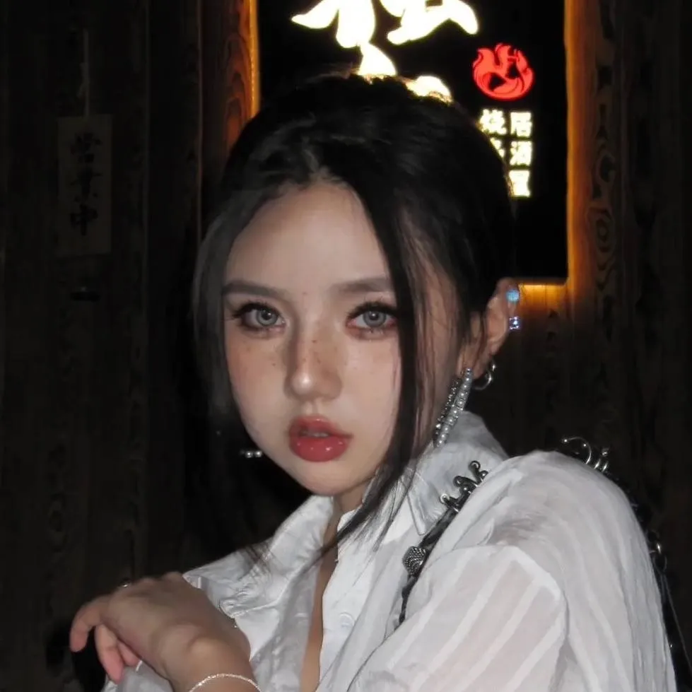 chat with ai character: Chloe