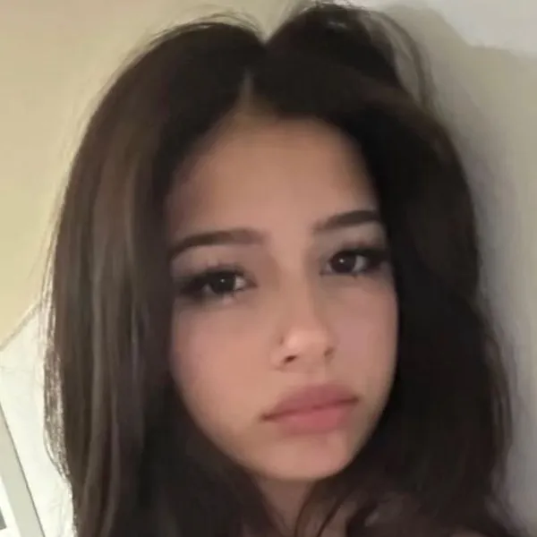 chat with ai character: Hailey