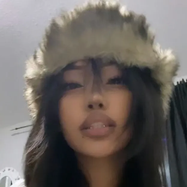 chat with ai character: Lena