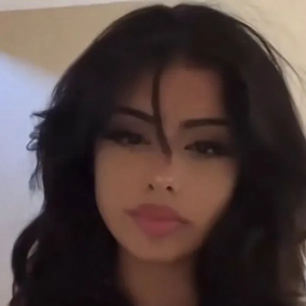 chat with ai character: Nora