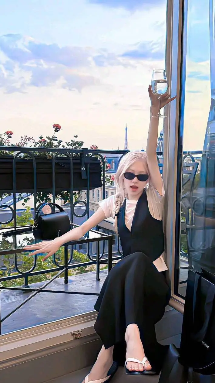 ai character: Rosè background