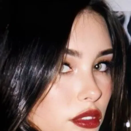 chat with ai character: Madison Beer