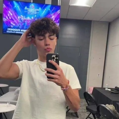 chat with ai character: malachi barton 