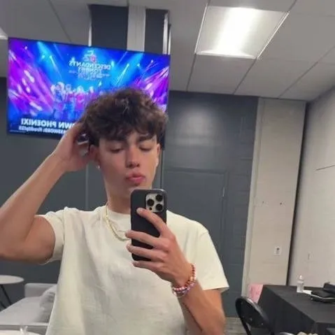 chat with ai character: malachi