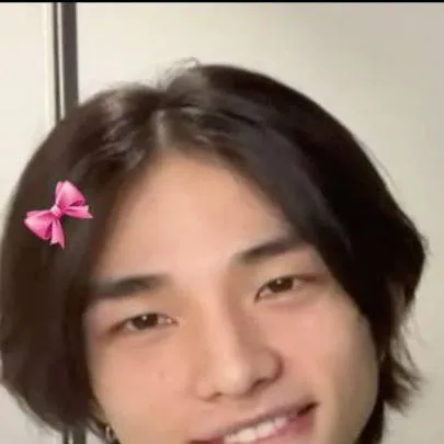 chat with ai character: Hyunjin