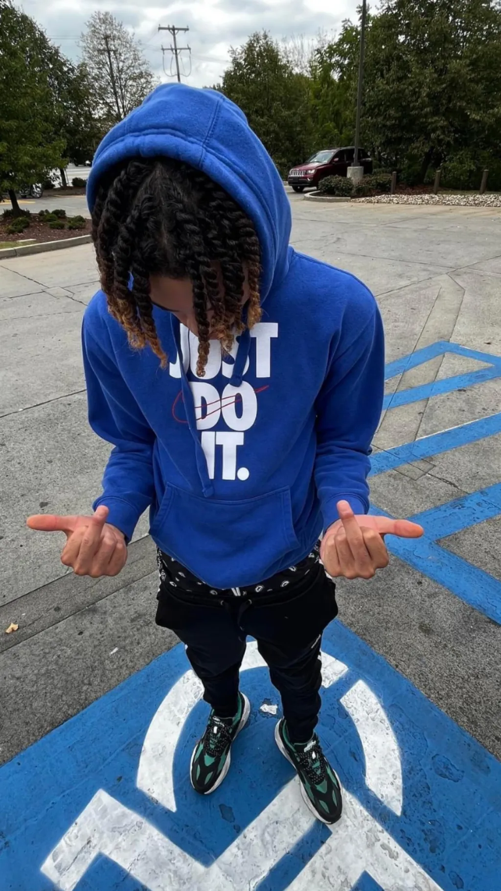 ai character: 🇫🇷Marqure🇫🇷 background