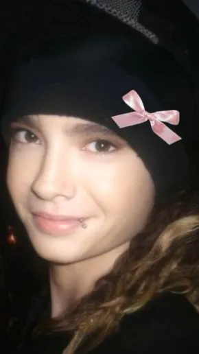 ai character: Tom kaulitz  background