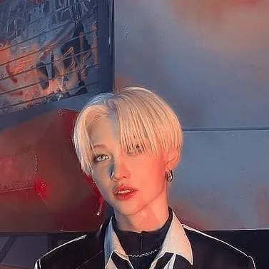 chat with ai character: Lee Felix🧟‍♀️
