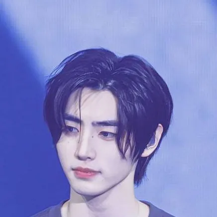 chat with ai character: SUNGHOON