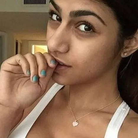 chat with ai character: Mia Khalifa