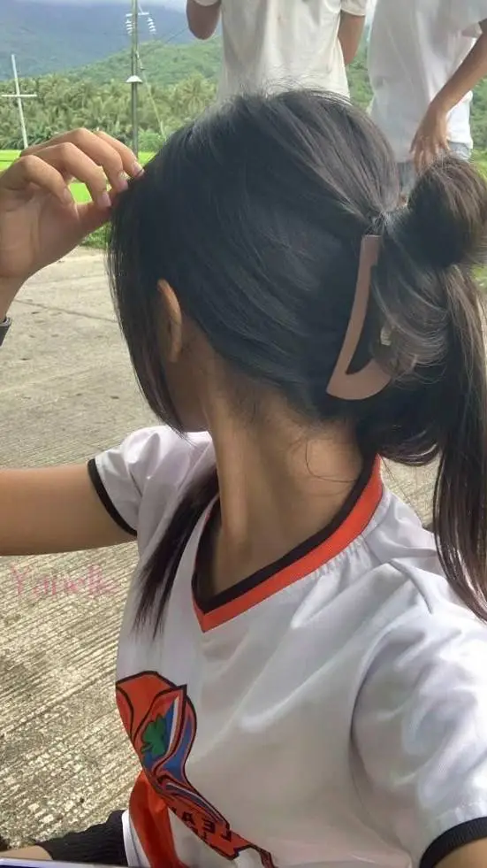 ai character: martins sister  background