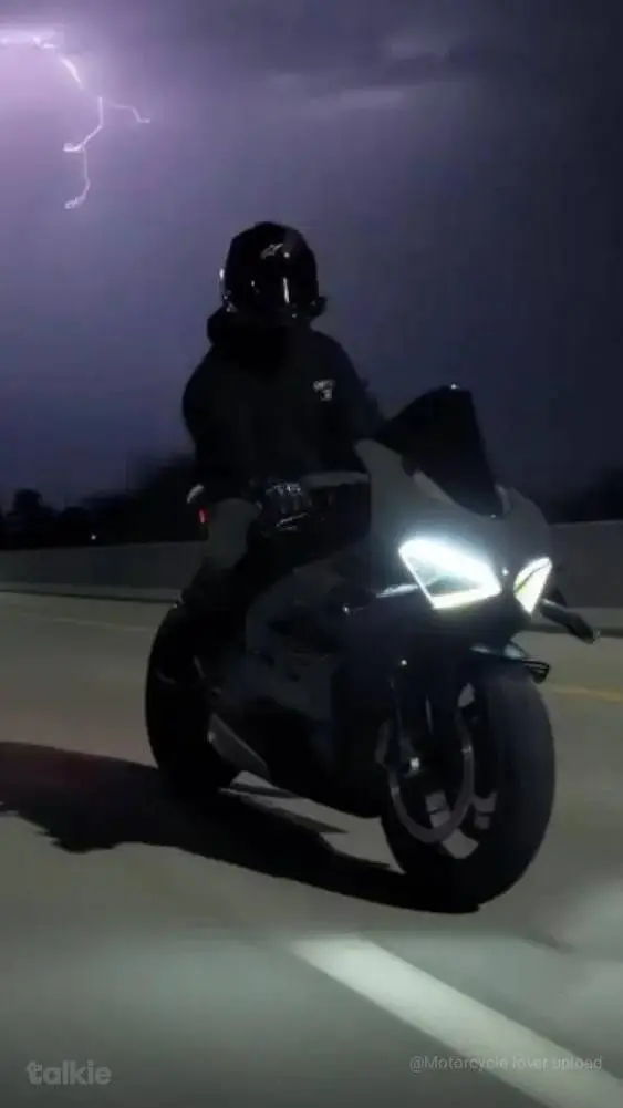 ai character: aylin  background