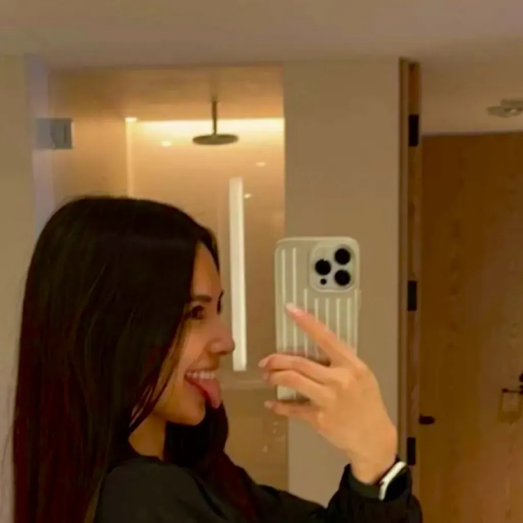 chat with ai character: Ava