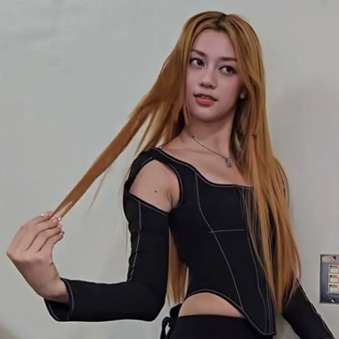 chat with ai character: Ginger megan