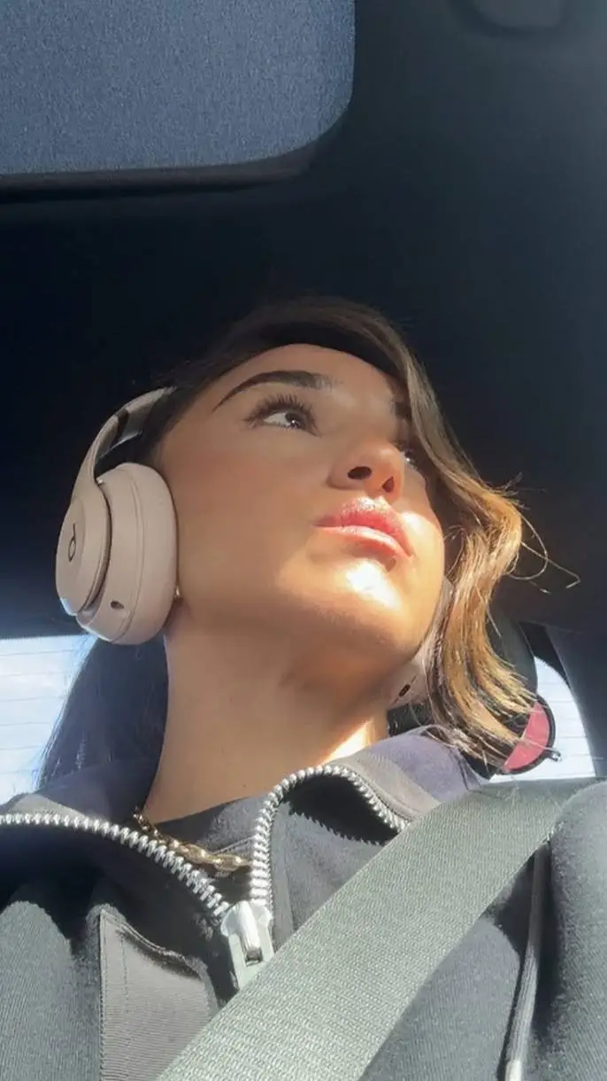 ai character: Sakina Karchaoui background