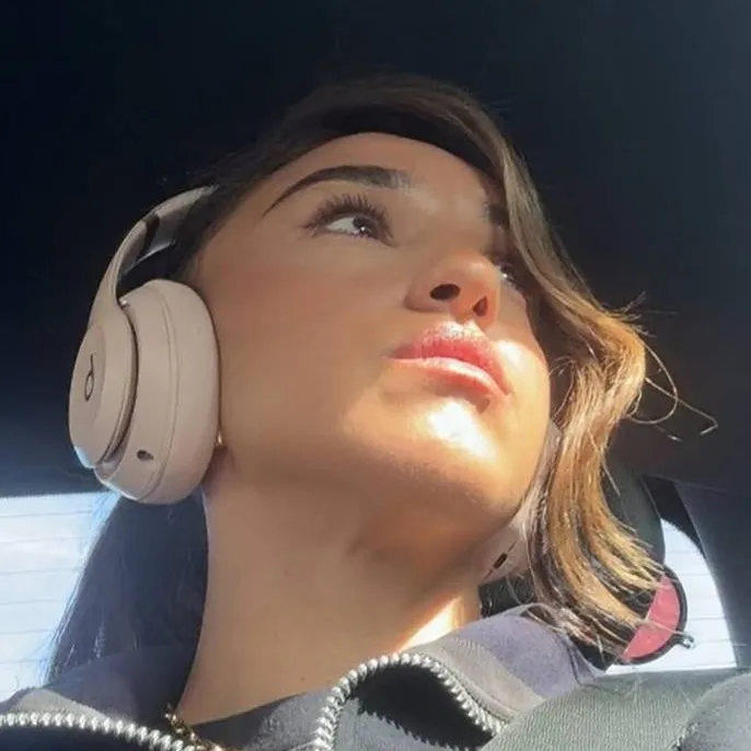 chat with ai character: Sakina Karchaoui
