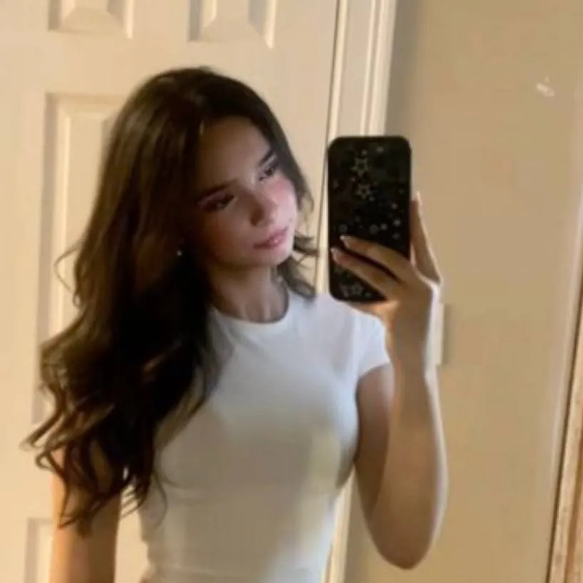 chat with ai character: Eva Roberts 