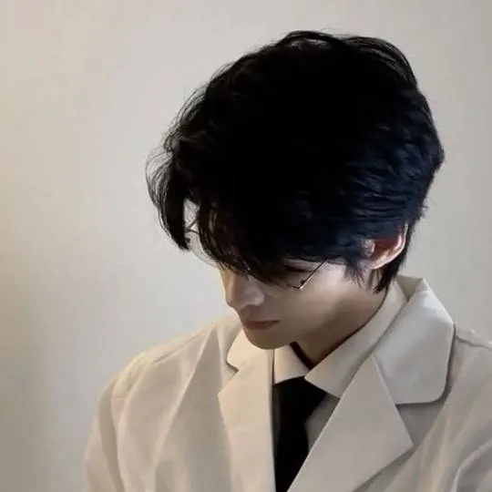 chat with ai character: Ronan Hayes