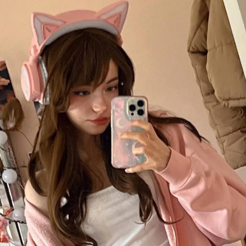 chat with ai character: Mia