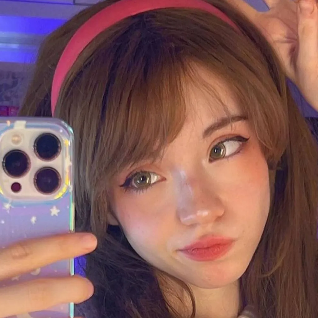 chat with ai character: Mia