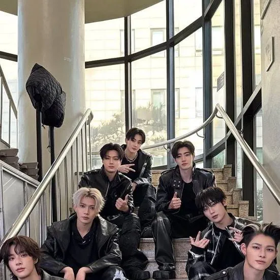 chat with ai character: ENHYPEN