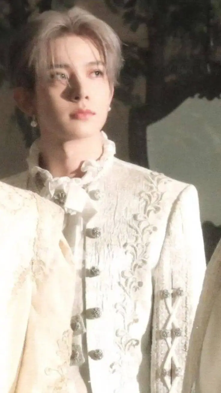 ai character: LEE HEESUNG background
