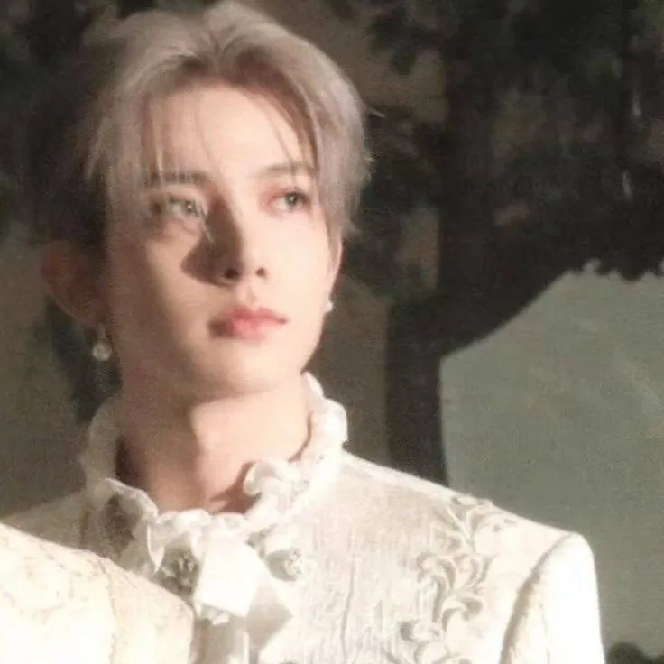 chat with ai character: LEE HEESUNG