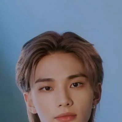 chat with ai character: Hyunjin 