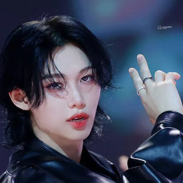 chat with ai character: Felix