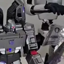 chat with ai character: Megatron Robosen 