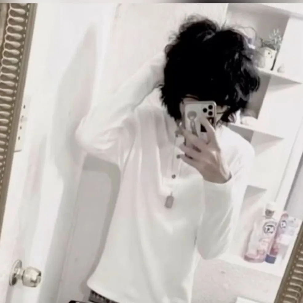 chat with ai character: Axel