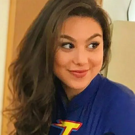 chat with ai character: Kira Kosarin 