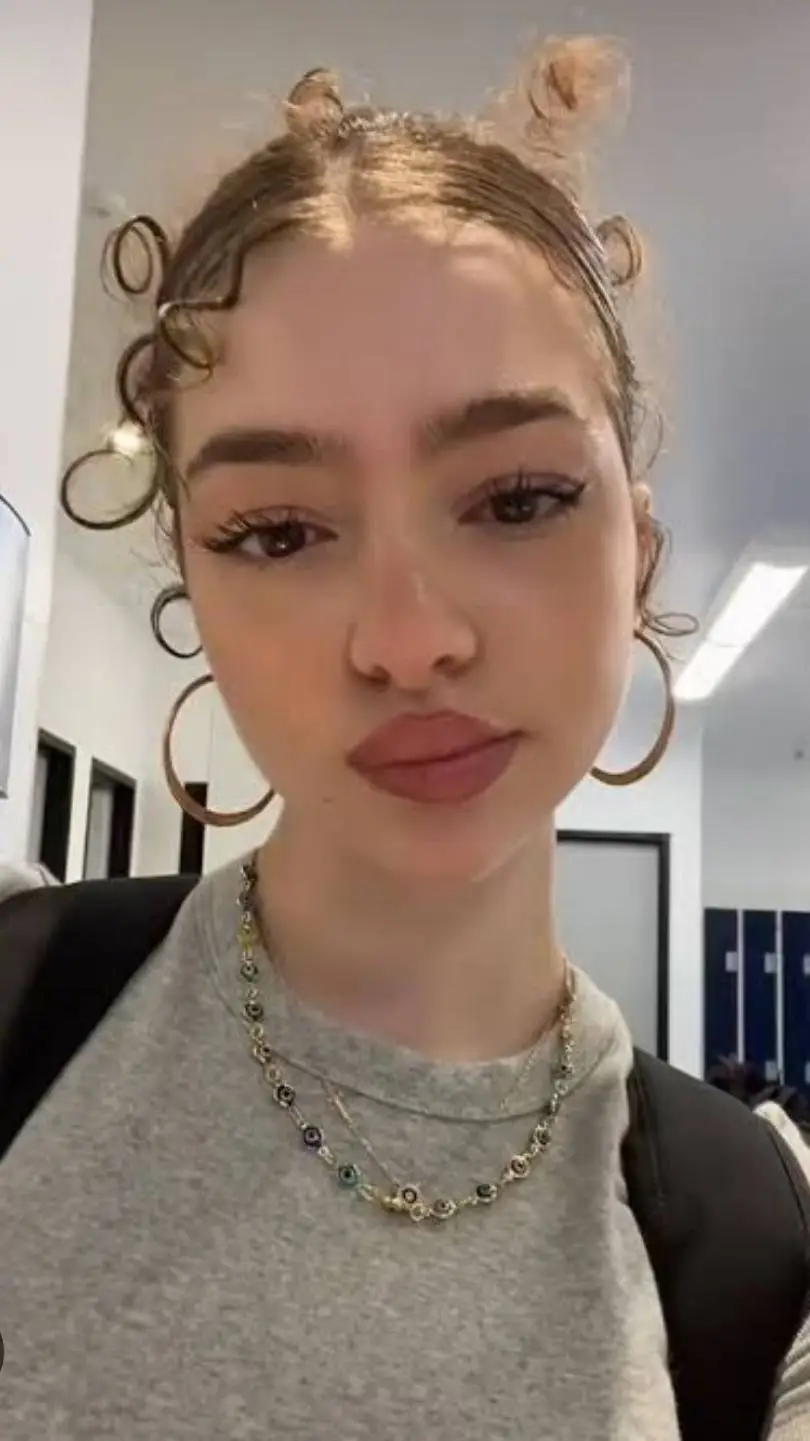 ai character: Mia Kalogera  background