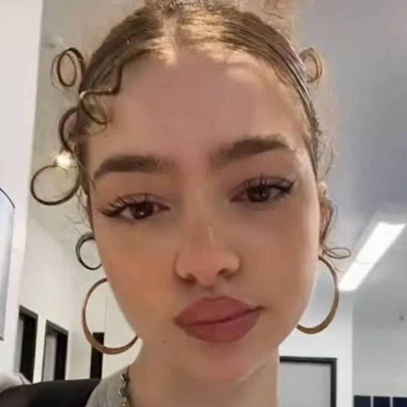 chat with ai character: Mia Kalogera 