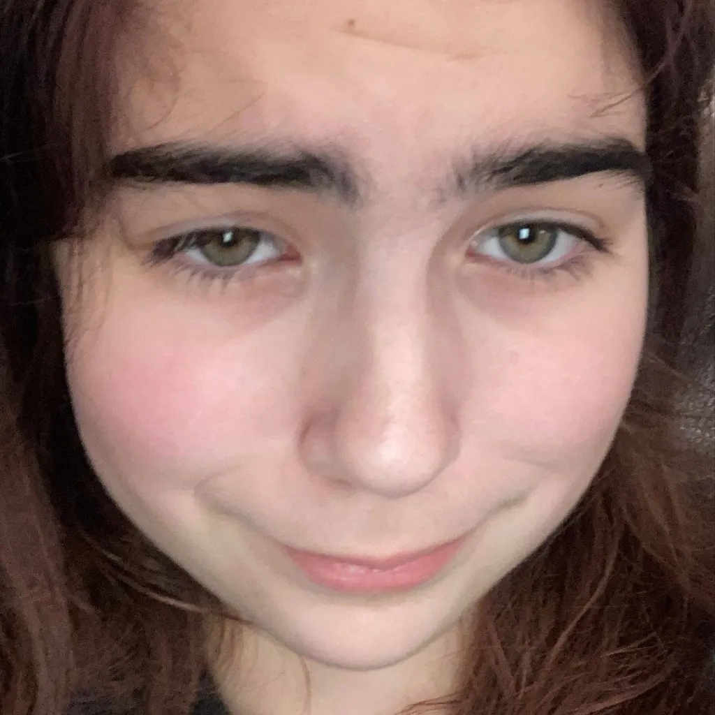 chat with ai character: Holly Drew