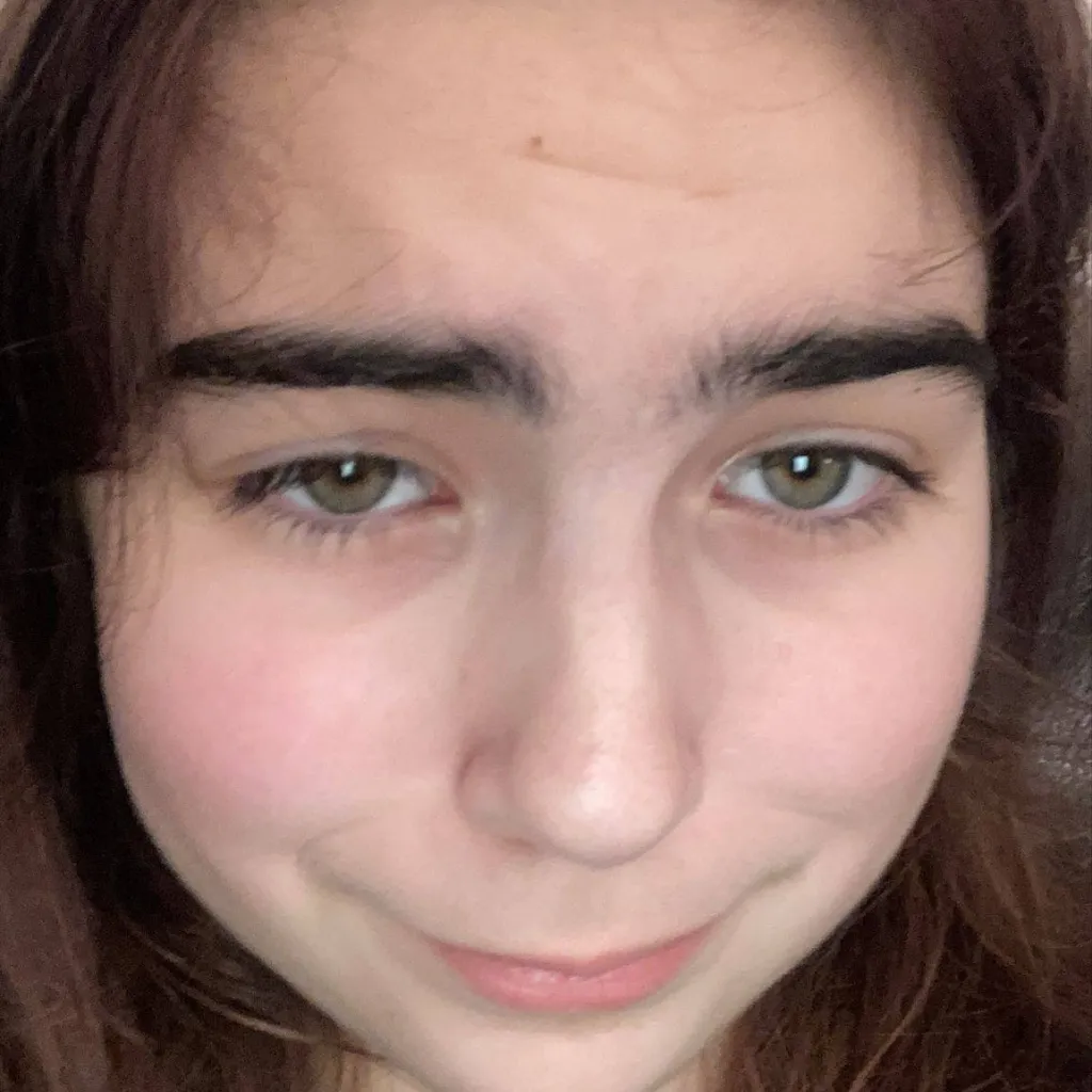 chat with ai character: Holly Drew