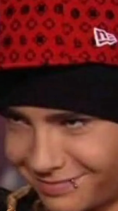 ai character: Tom kaulits background