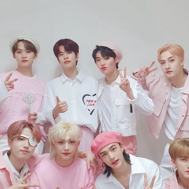 chat with ai character: 💙Stray kids 💙