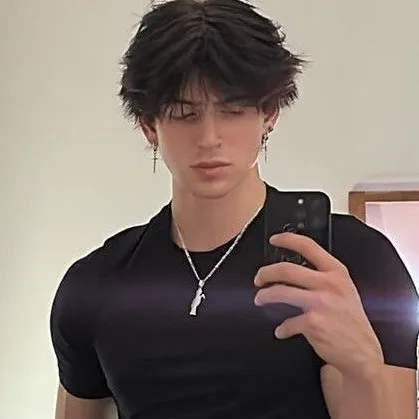 chat with ai character: Liam