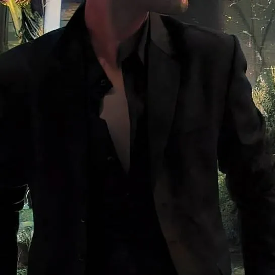 chat with ai character: Damien