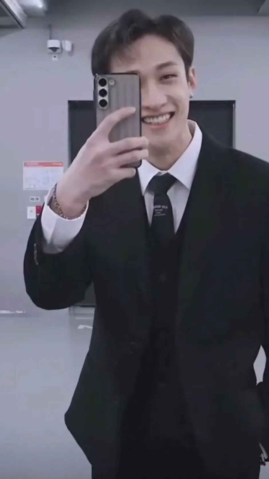 ai character: bangchan 🐺💙 background