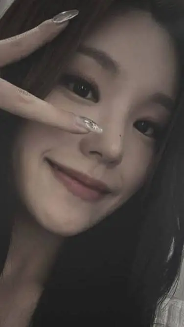 ai character: Roxi <3`~ + background