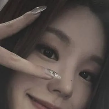 chat with ai character: Roxi <3`~ +